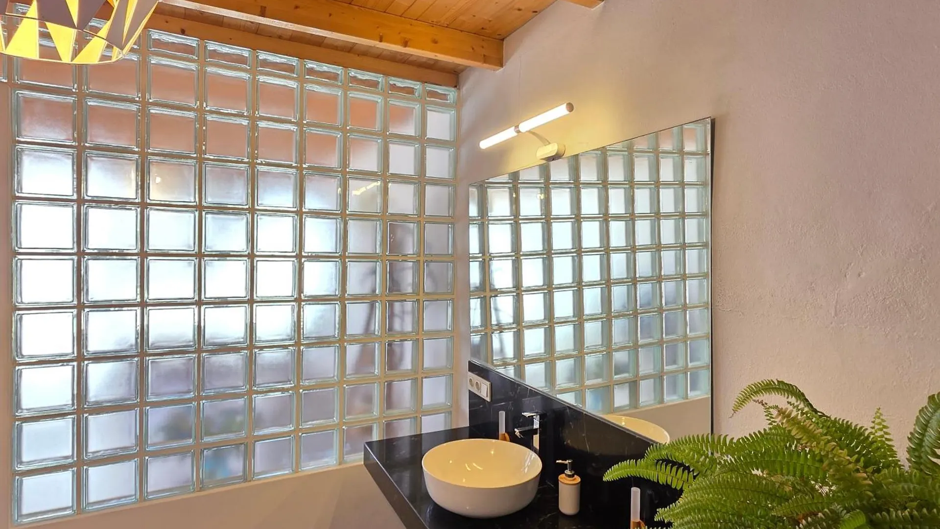 Alunita & Pirita, Habitacion Con Jardin, Terraza Y Wifi En Zona Tranquila Y Centrica Nazaret Homestay